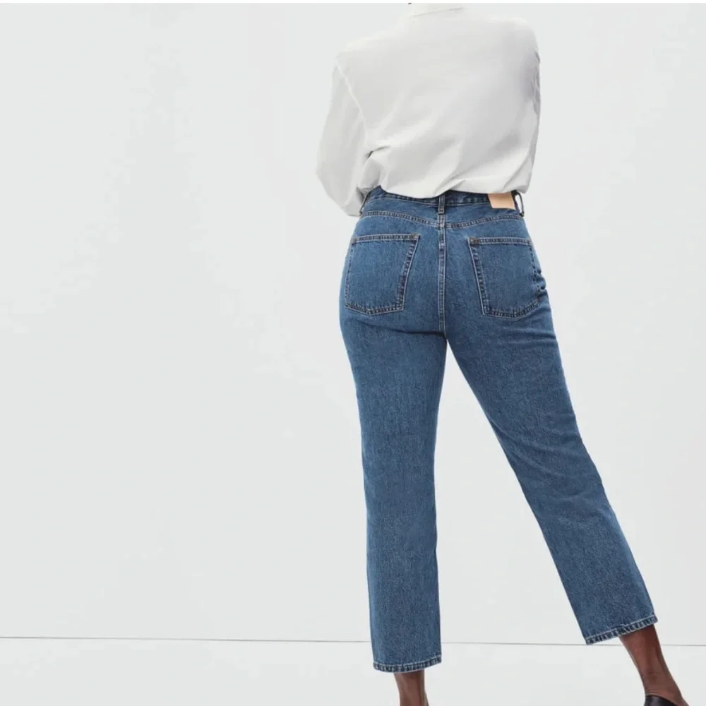 Everlane 90’s Curvy cheeky 90’s Jean in Medium Blue Wash short length. 31” waist - Picture 2 of 7